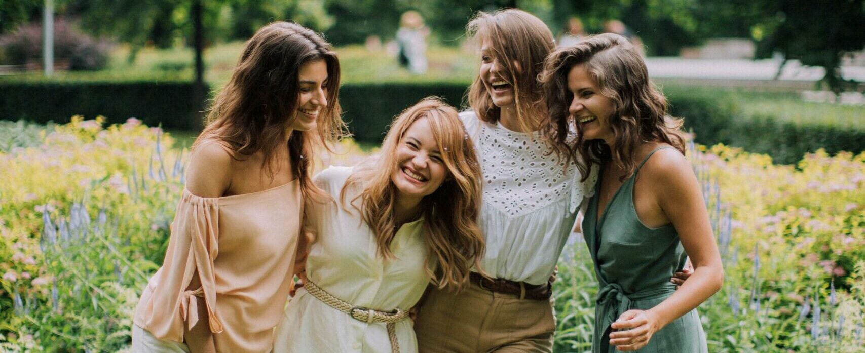 4 femmes dans un parc arboré qui rigolent