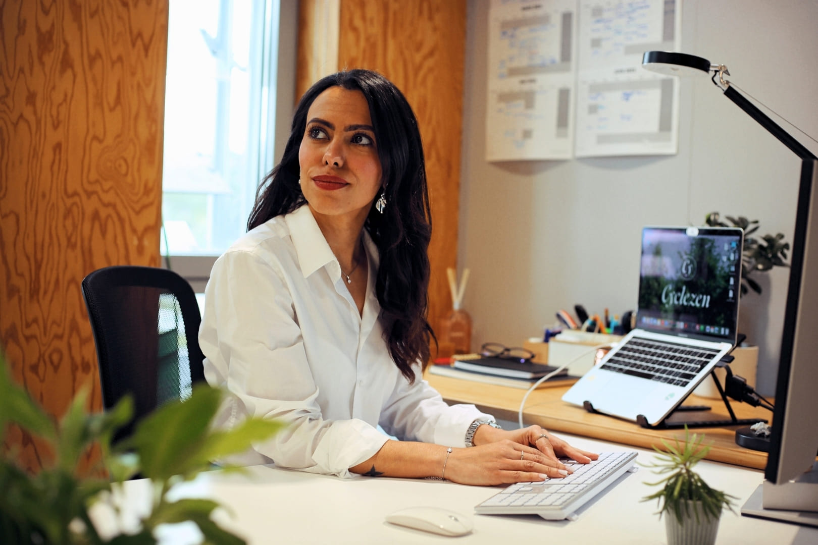 Samia Dahmouni sur son bureau qui regarde à gauche