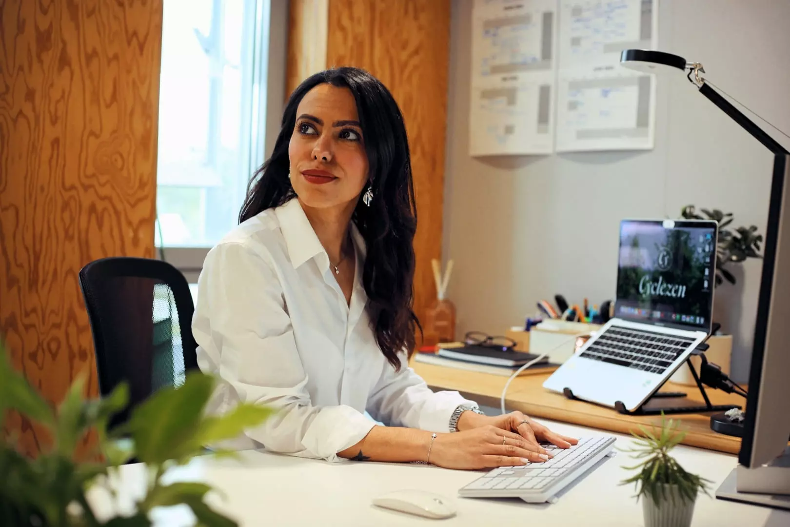 Samia Dahmouni sur son bureau qui regarde à gauche