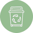 Poubelle recyclable blanche sur fond vert