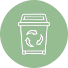 Poubelle recyclable blanche sur fond vert
