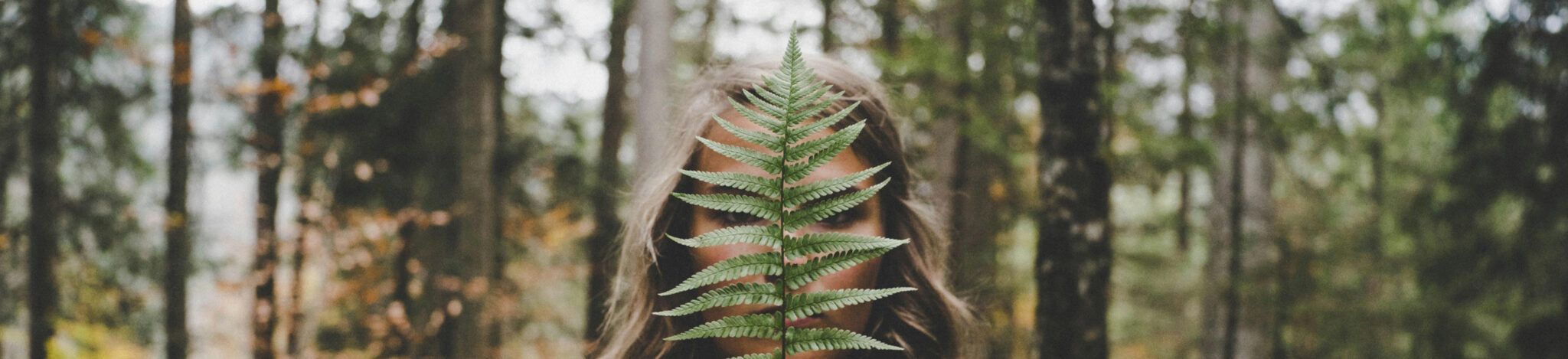 Femme avec feuille