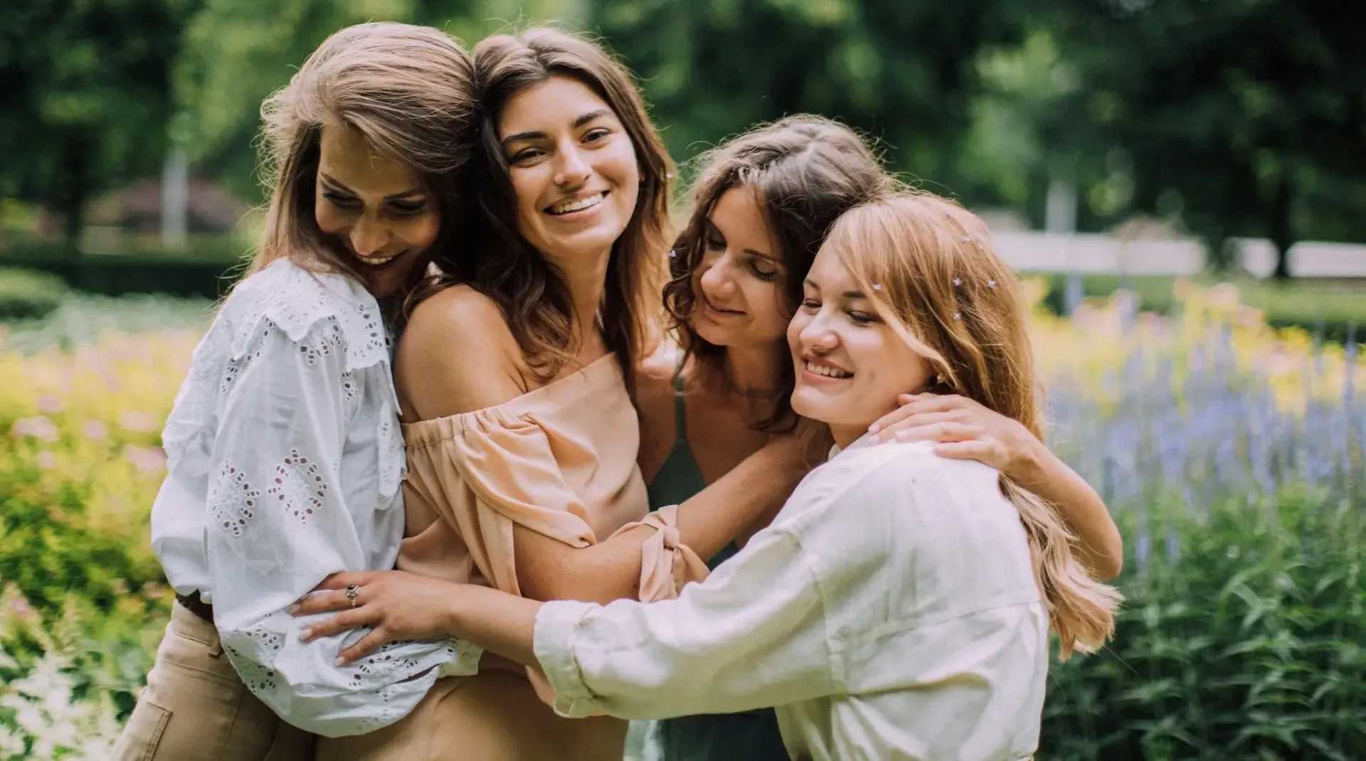 4 femmes qui se font un câlin