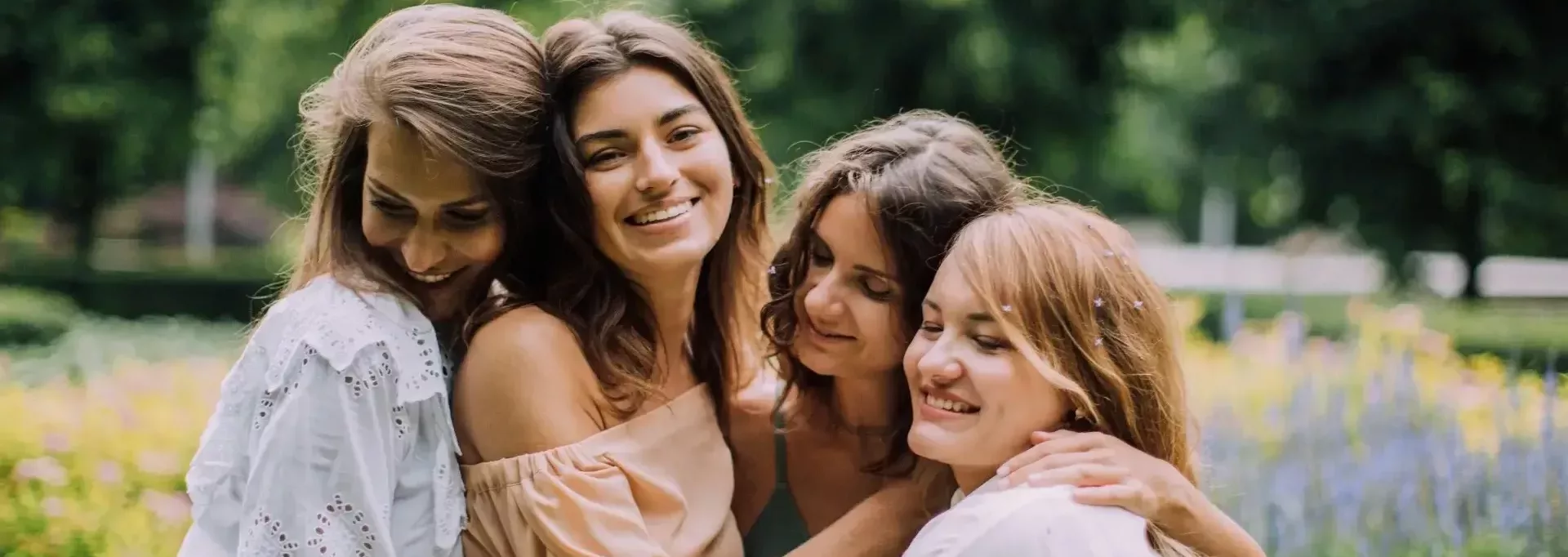4 femmes qui se font un câlin