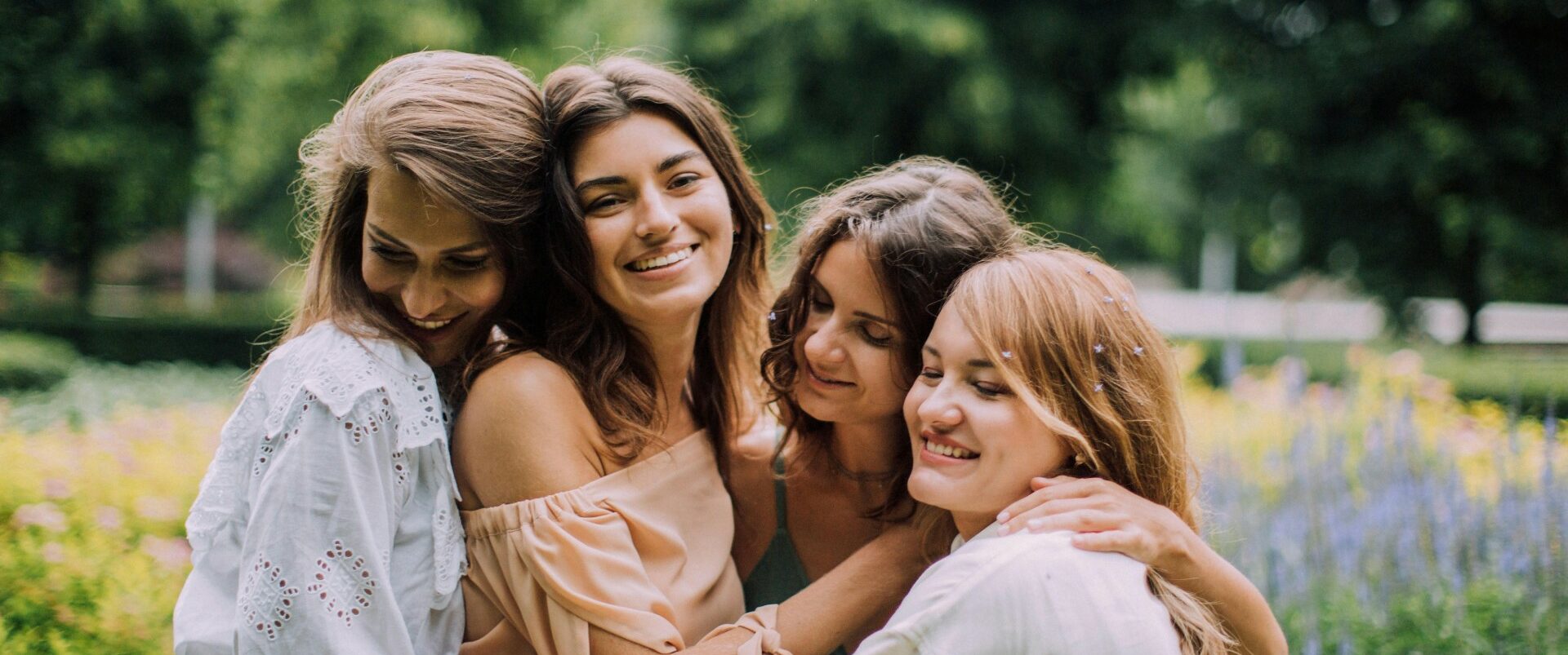 4 femmes qui se font un câlin