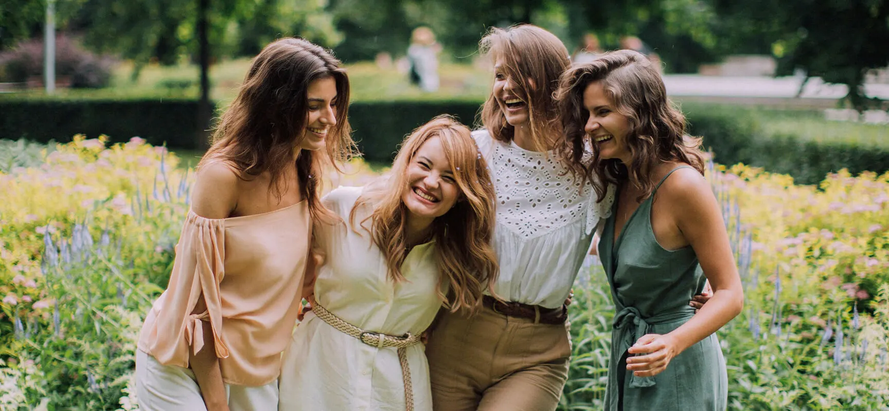 4 femmes dans un parc arboré qui rigolent