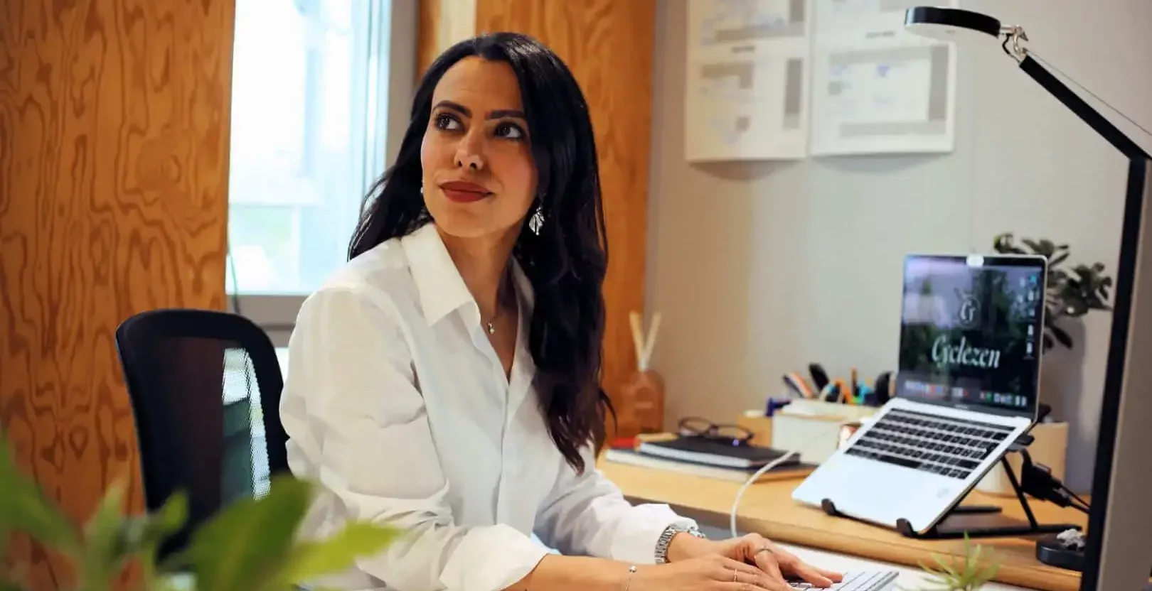 Samia Dahmouni sur son bureau qui regarde à gauche - entreprise à mission