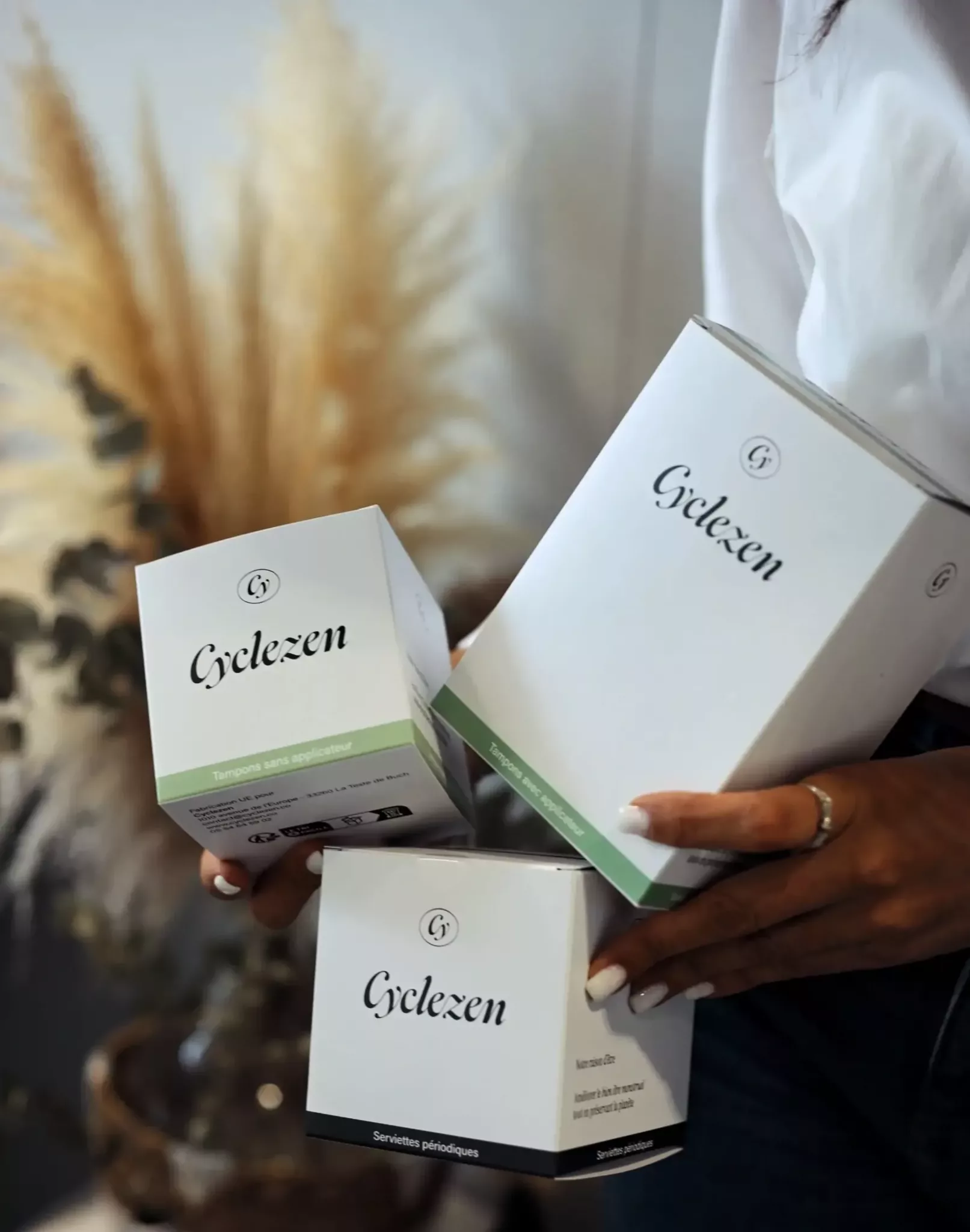 3 Boites Cyclezen dans les mains de Samia Dahmouni