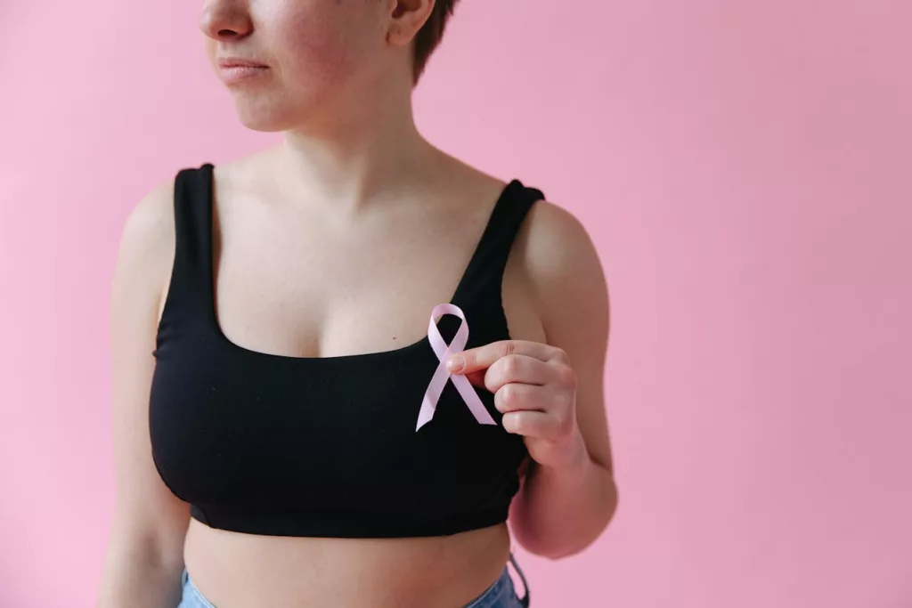 Femme haut noir avec ruban octobre rose