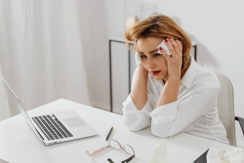 femme malade et stressée au bureau