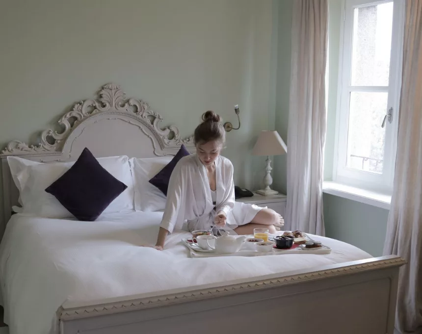 Femme dans un hôtel